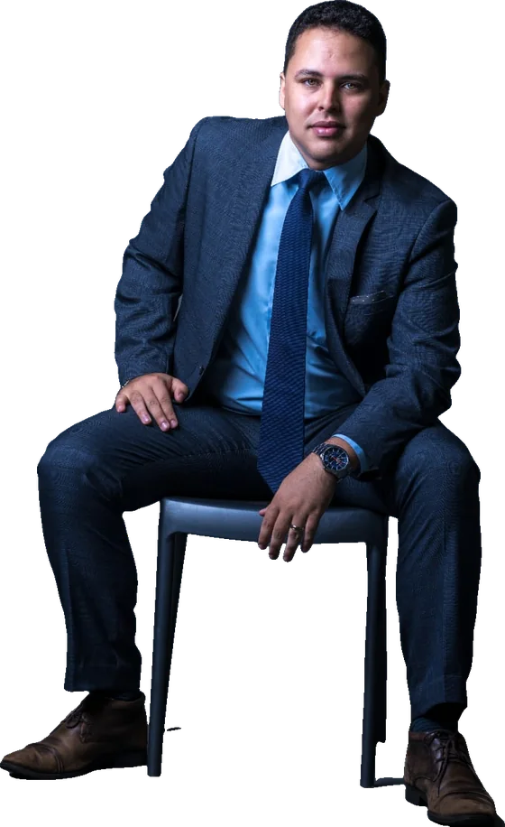 Jonatas Wambak sentado, de terno azul